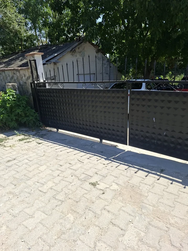 Modern sürgülü metal bahçe kapısı